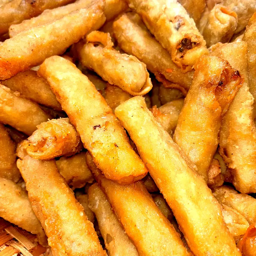 Lumpia goreng porsi besar dalam keranjang untuk catering acara