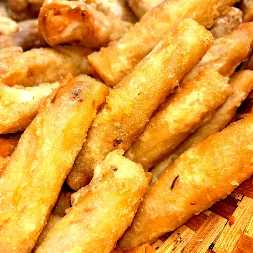 Lumpia goreng renyah dalam keranjang bambu