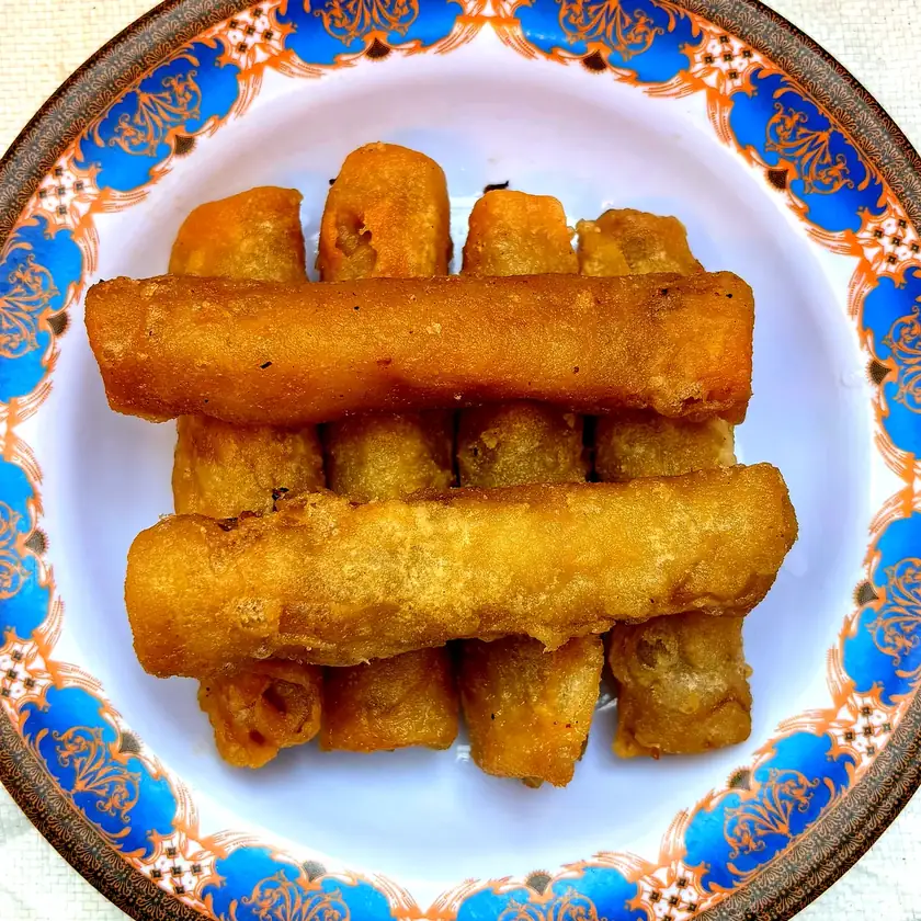 Lumpia goreng khas Klungkung Ibu Dewa Putri, 6 pcs di piring
